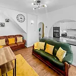 Stylish House Near Hospital With Free Parking