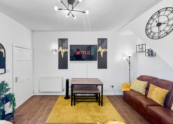 Stylish House Near Hospital With Free Parking