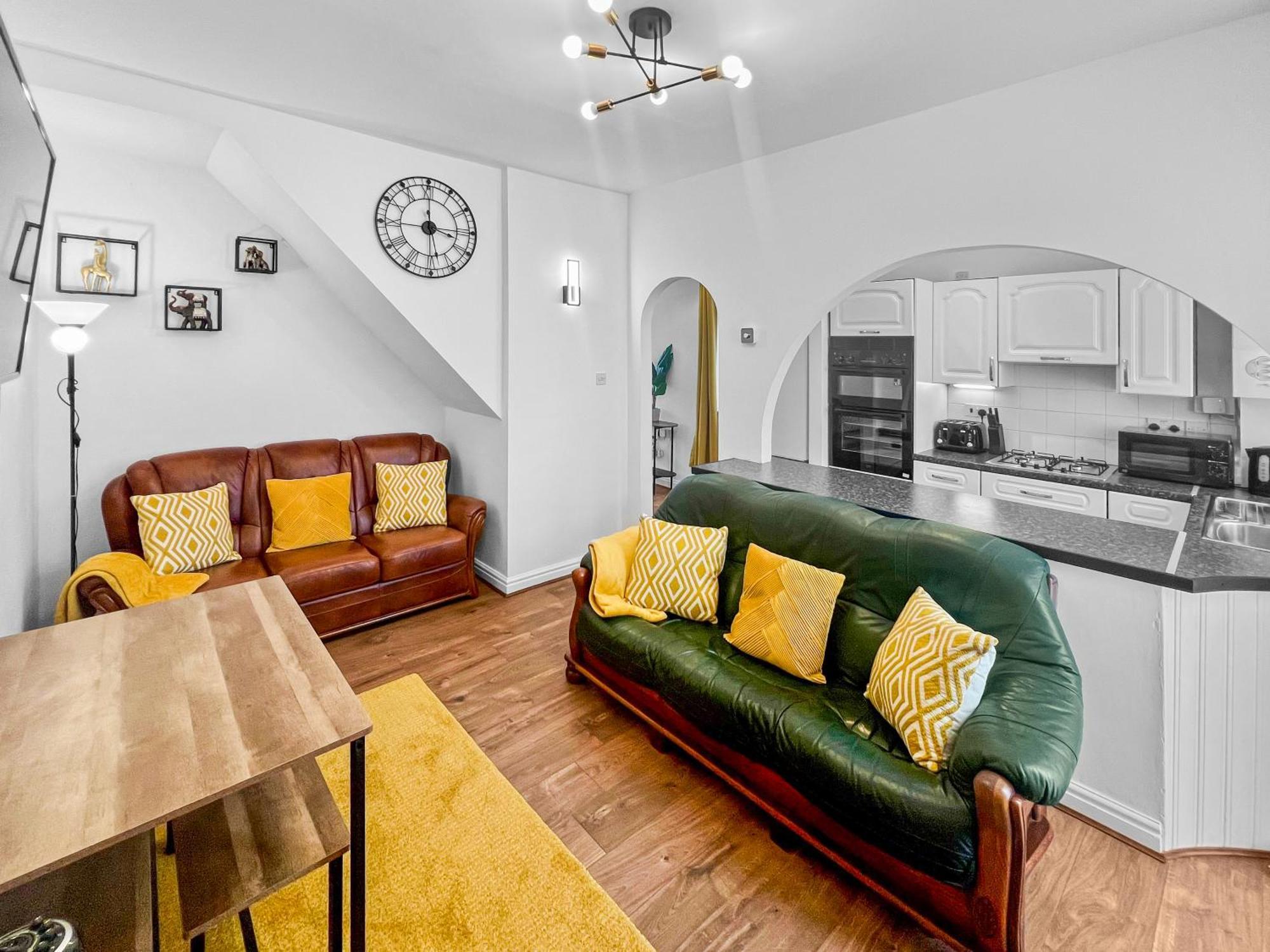 Holiday home Stylish House Near Hospital With Free Parking *