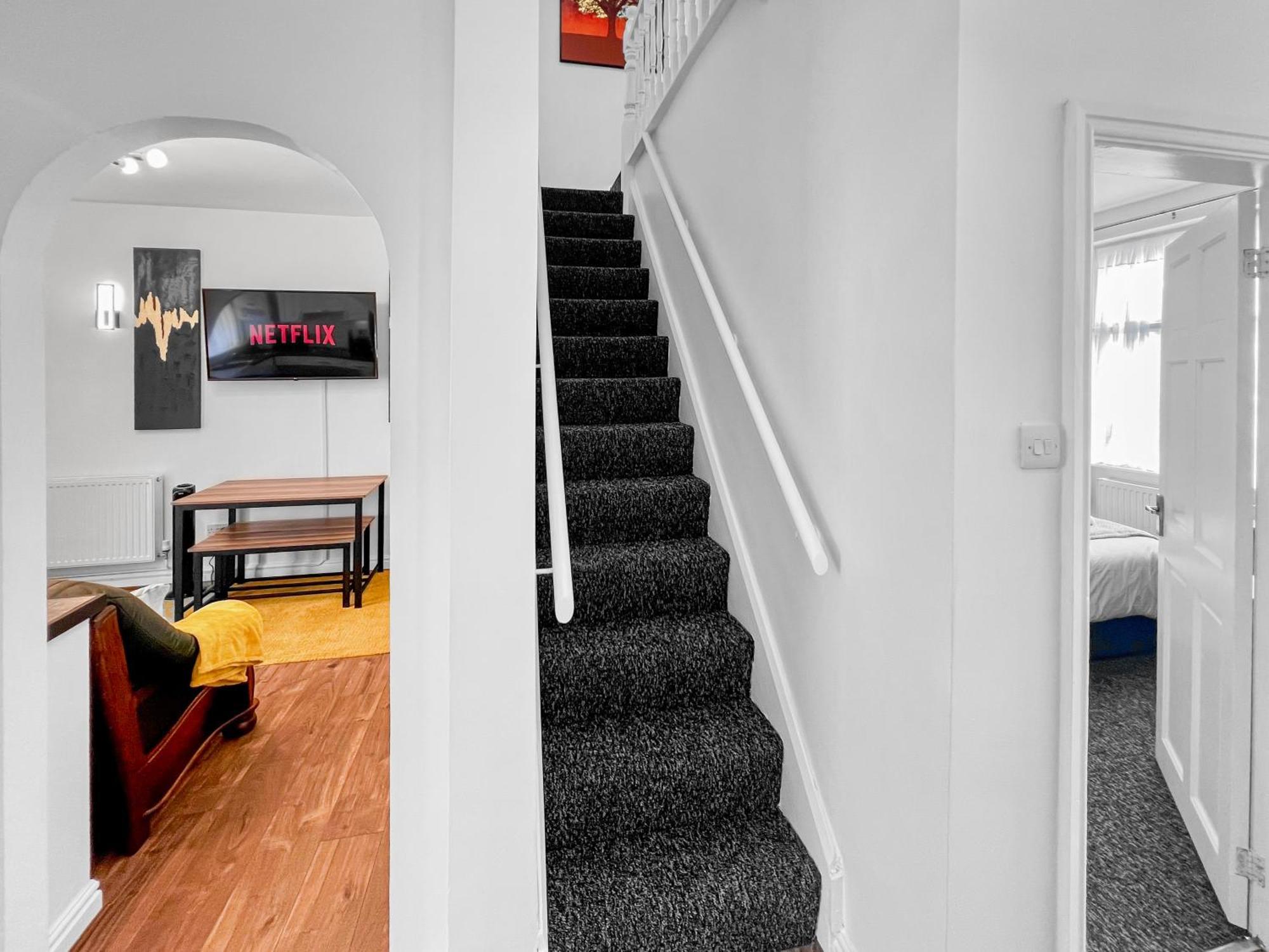 Stylish House Near Hospital With Free Parking *