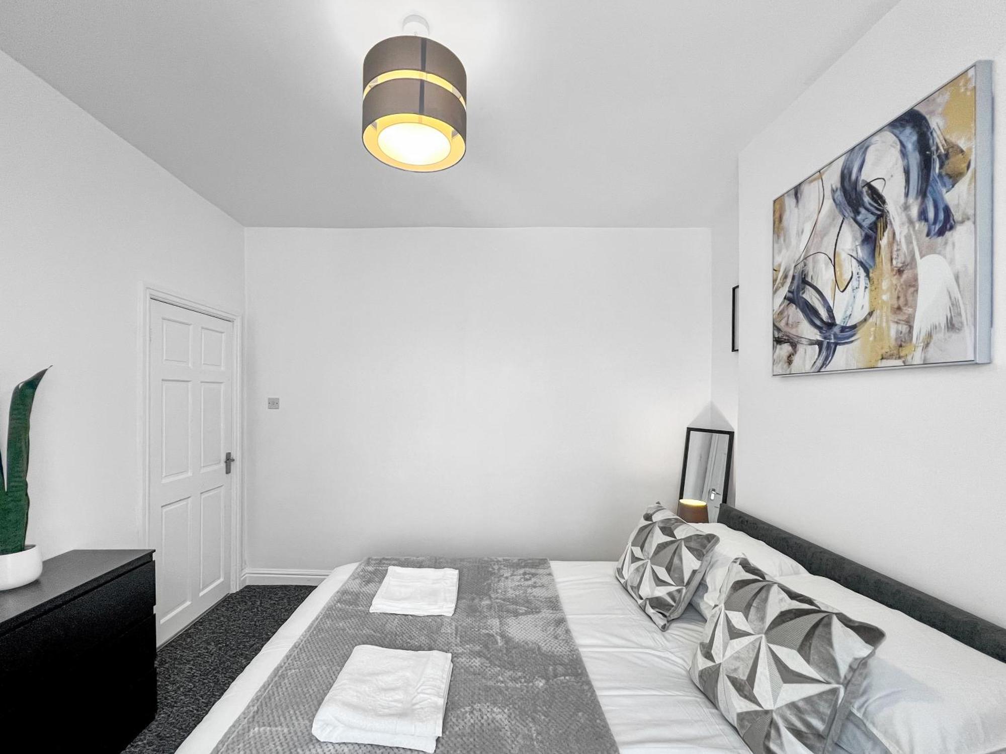 Holiday home Stylish House Near Hospital With Free Parking *