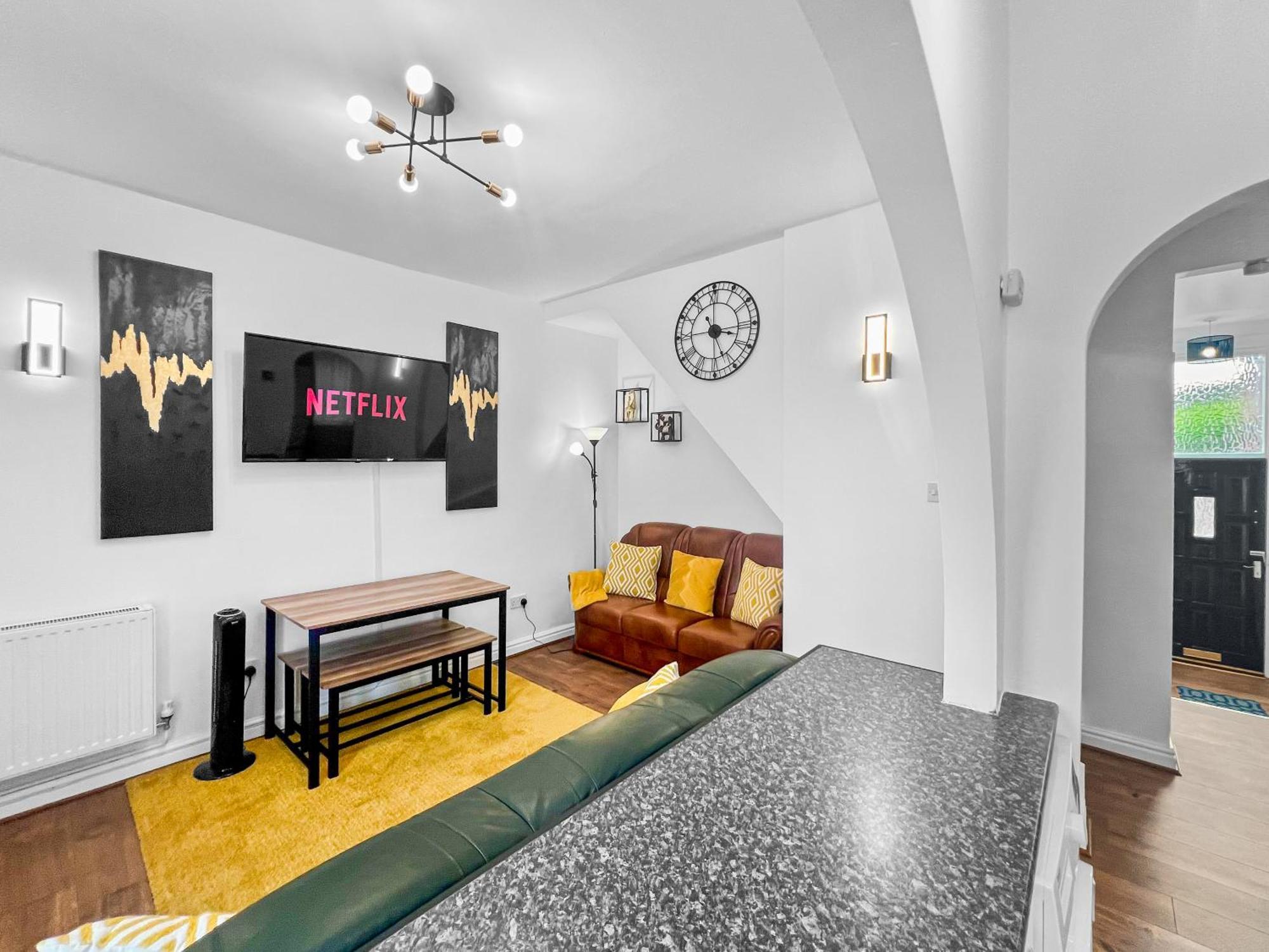 Stylish House Near Hospital With Free Parking Holiday home Stoke-on-Trent
