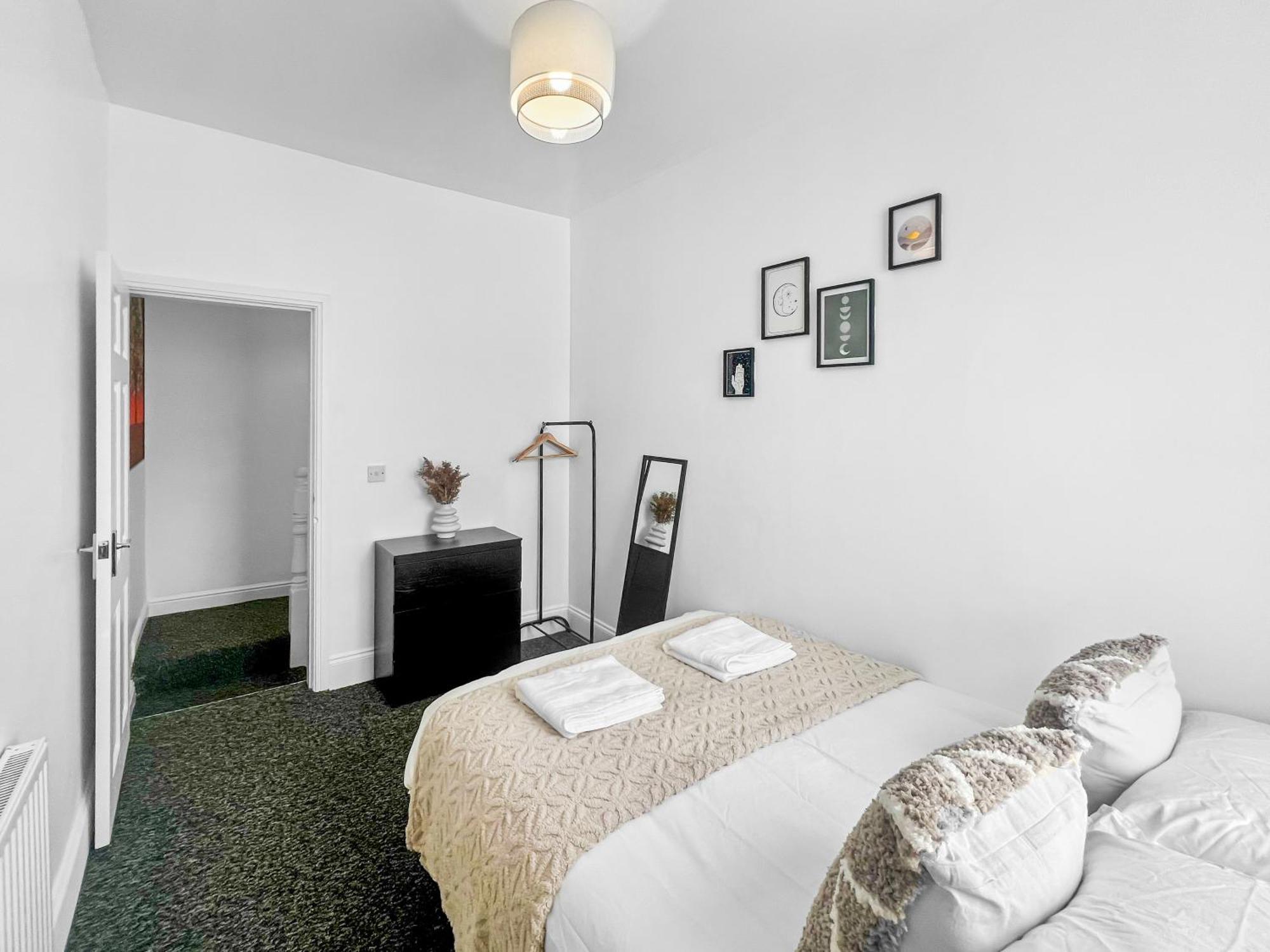 Stylish House Near Hospital With Free Parking * Stoke-on-Trent