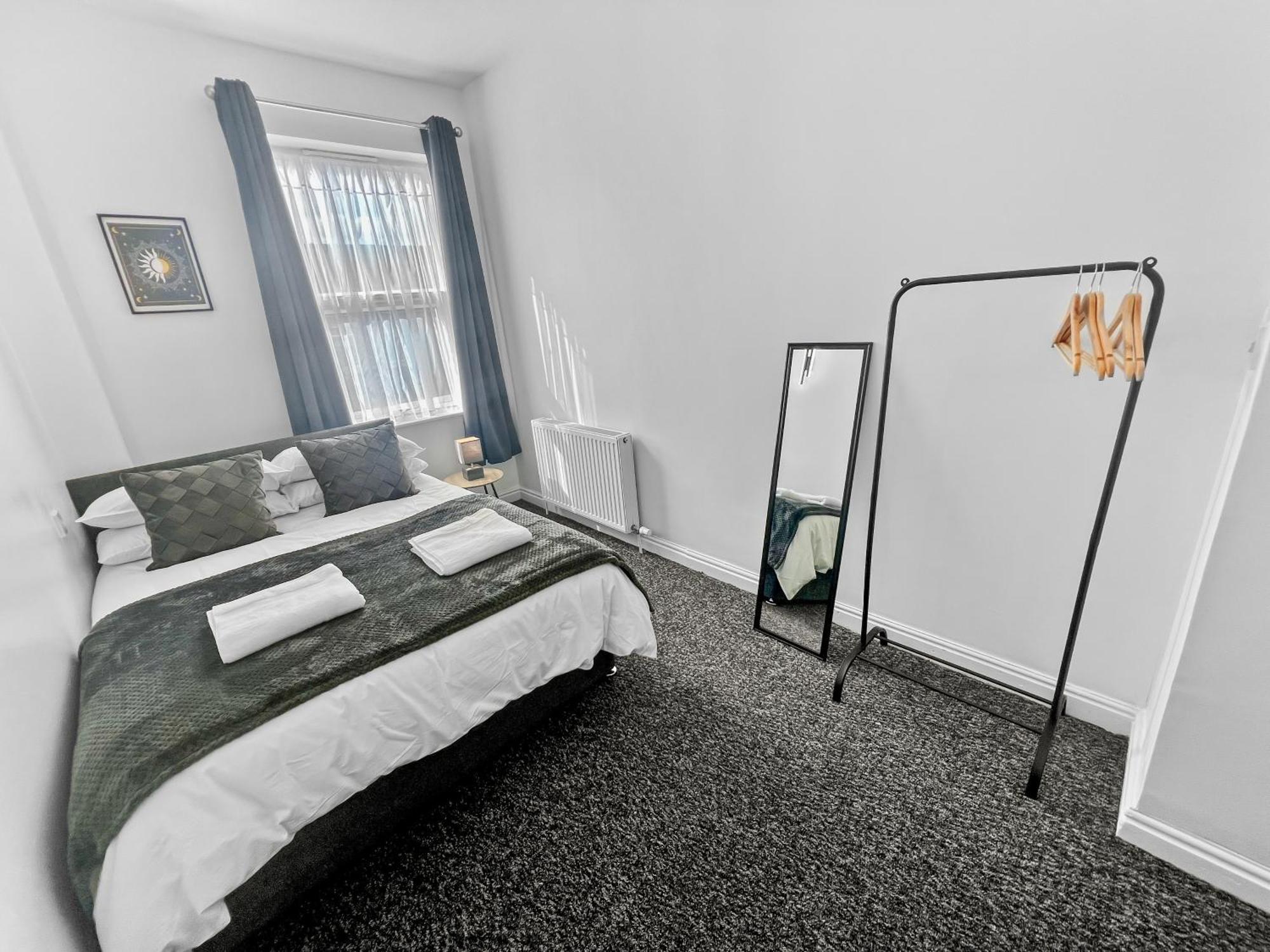 Holiday home Stylish House Near Hospital With Free Parking *