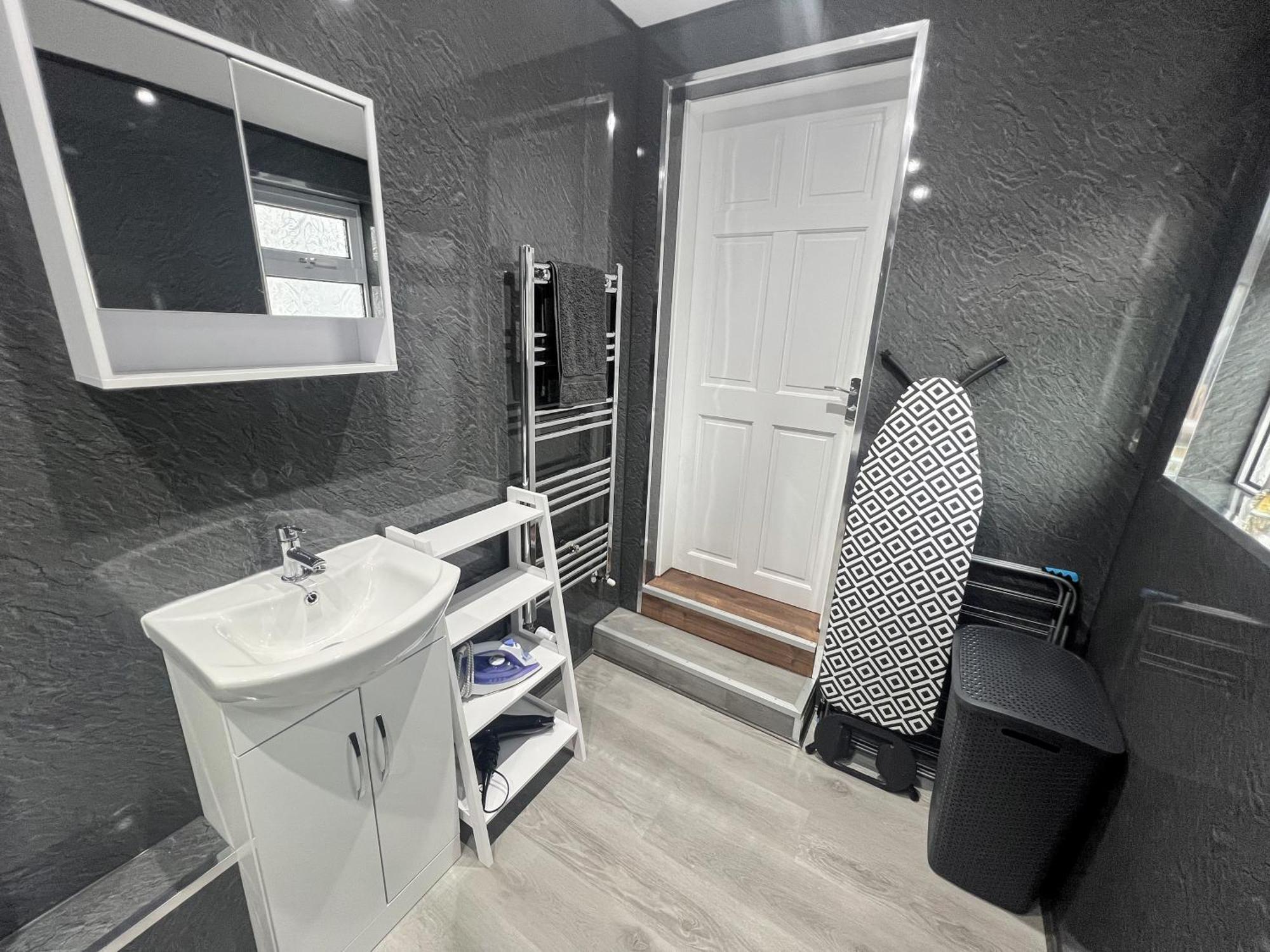 Holiday home Stylish House Near Hospital With Free Parking *