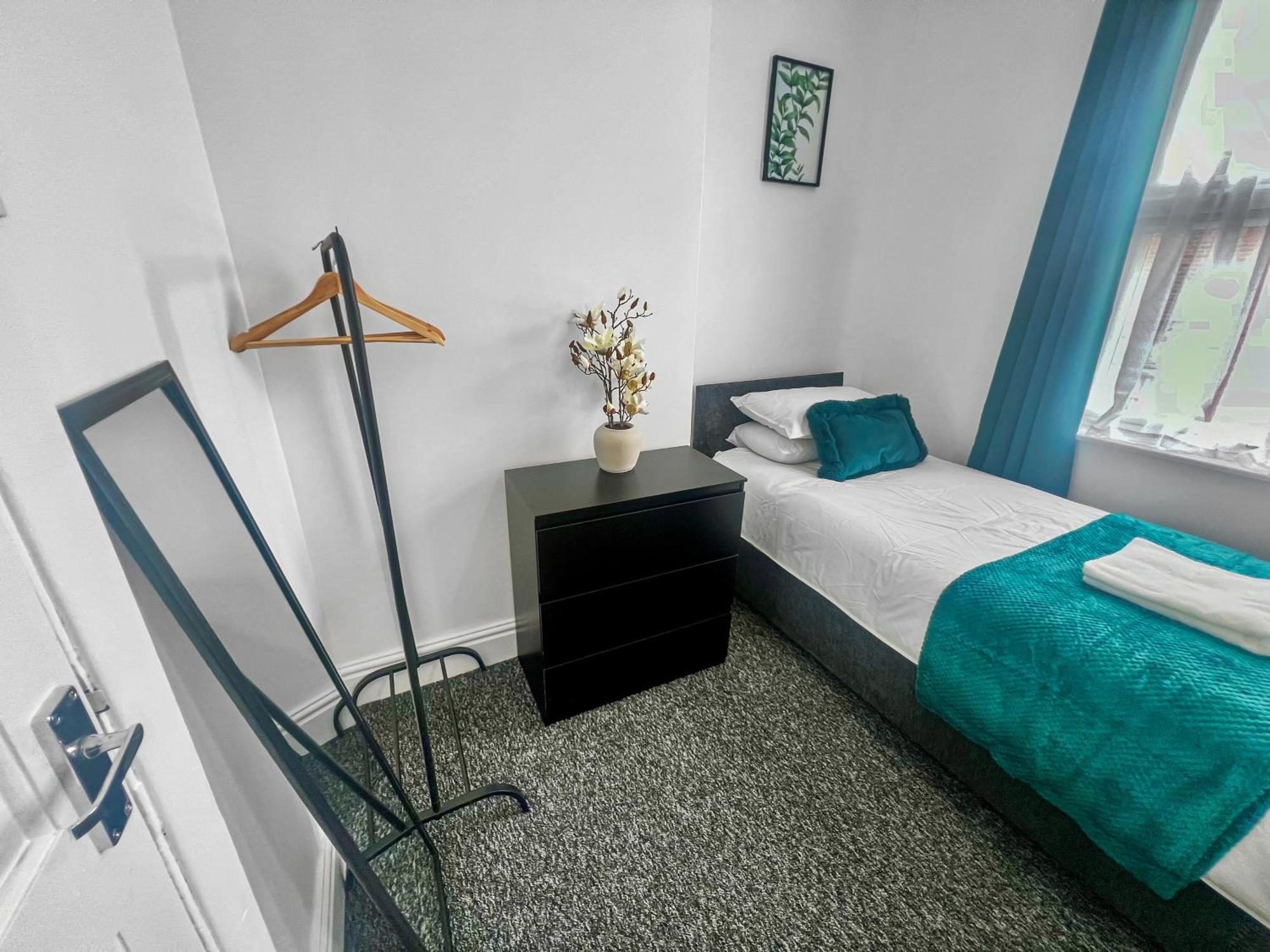 Stylish House Near Hospital With Free Parking * Stoke-on-Trent